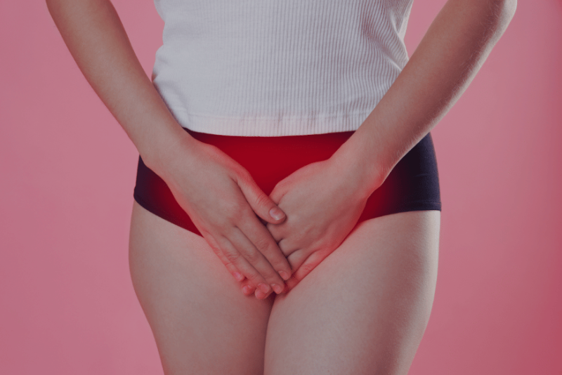 Mulher com mão nas partes íntimas.
