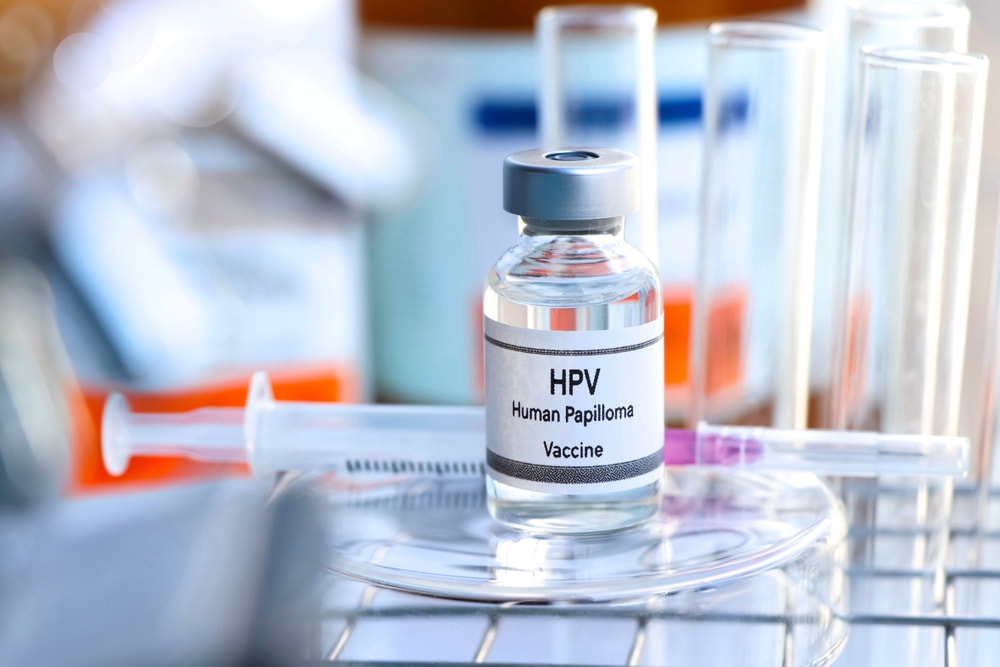 Frasco com vacina contra hpv e fundo médico