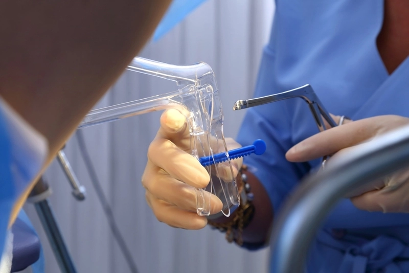 Médica segurando aparelhos para realizar biópsia do colo do útero