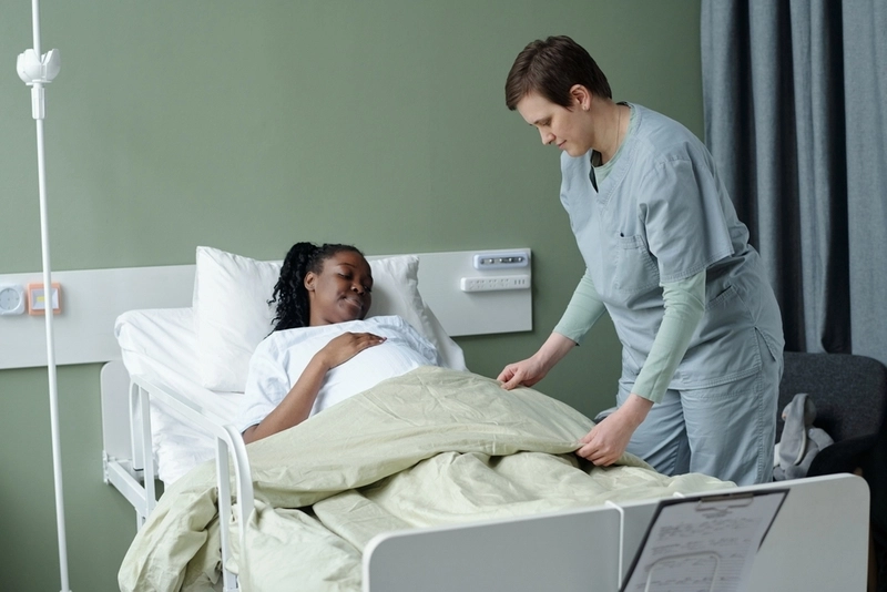 Paciente e enfermeiro em sala de hospital