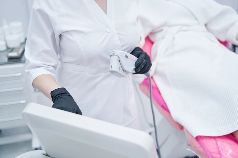 Médica ginecologista segurando laser íntimo