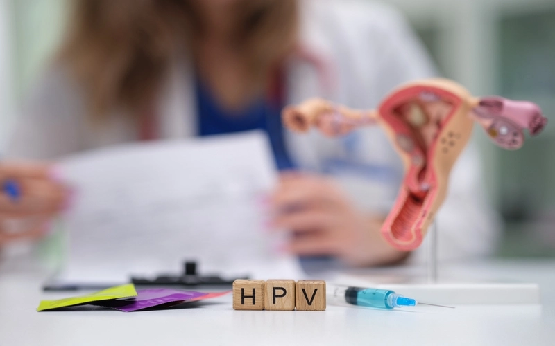 Objetos de saúde ginecológica e médica ao fundo