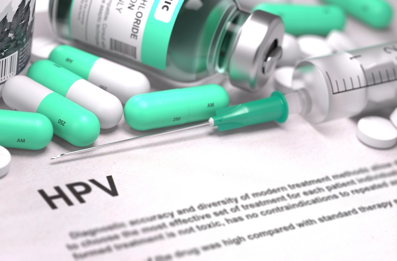 Medicamentos ao redor de papel escrito ''HPV''